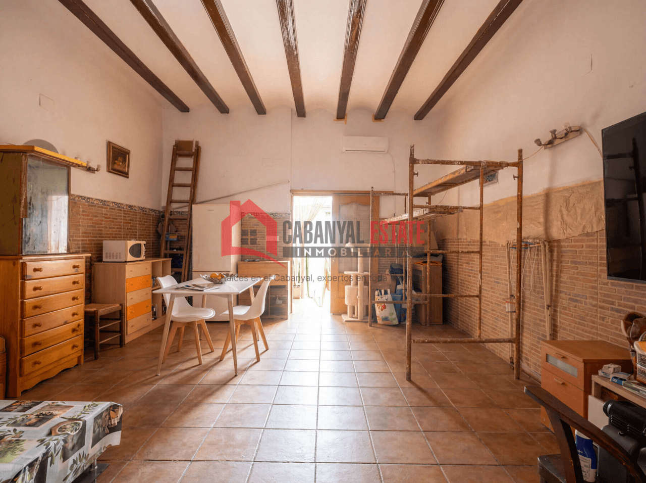 Planta baja con vigas vistas y espectacular patio de 23m²