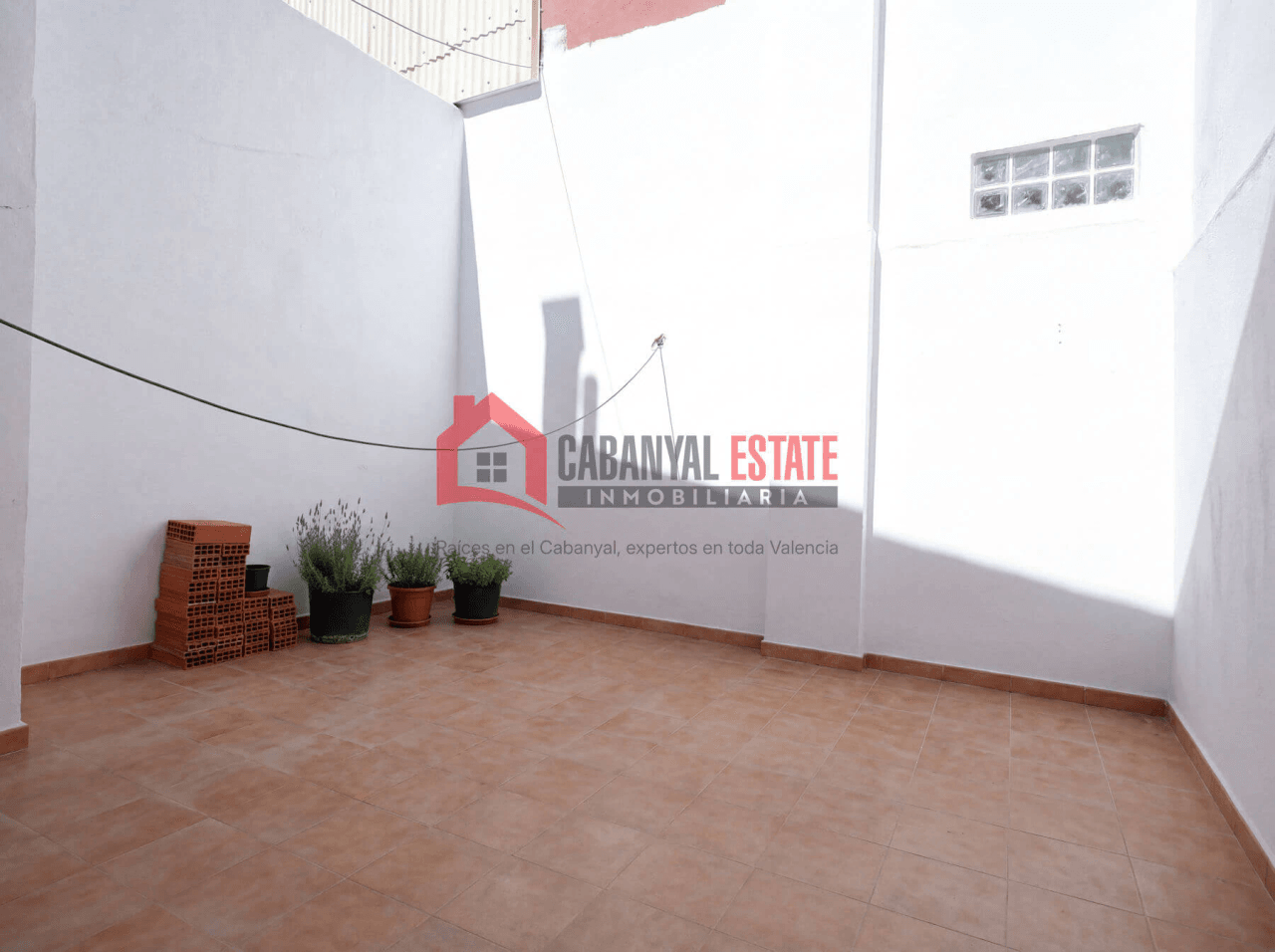 Planta baja con vigas vistas y espectacular patio de 23m²