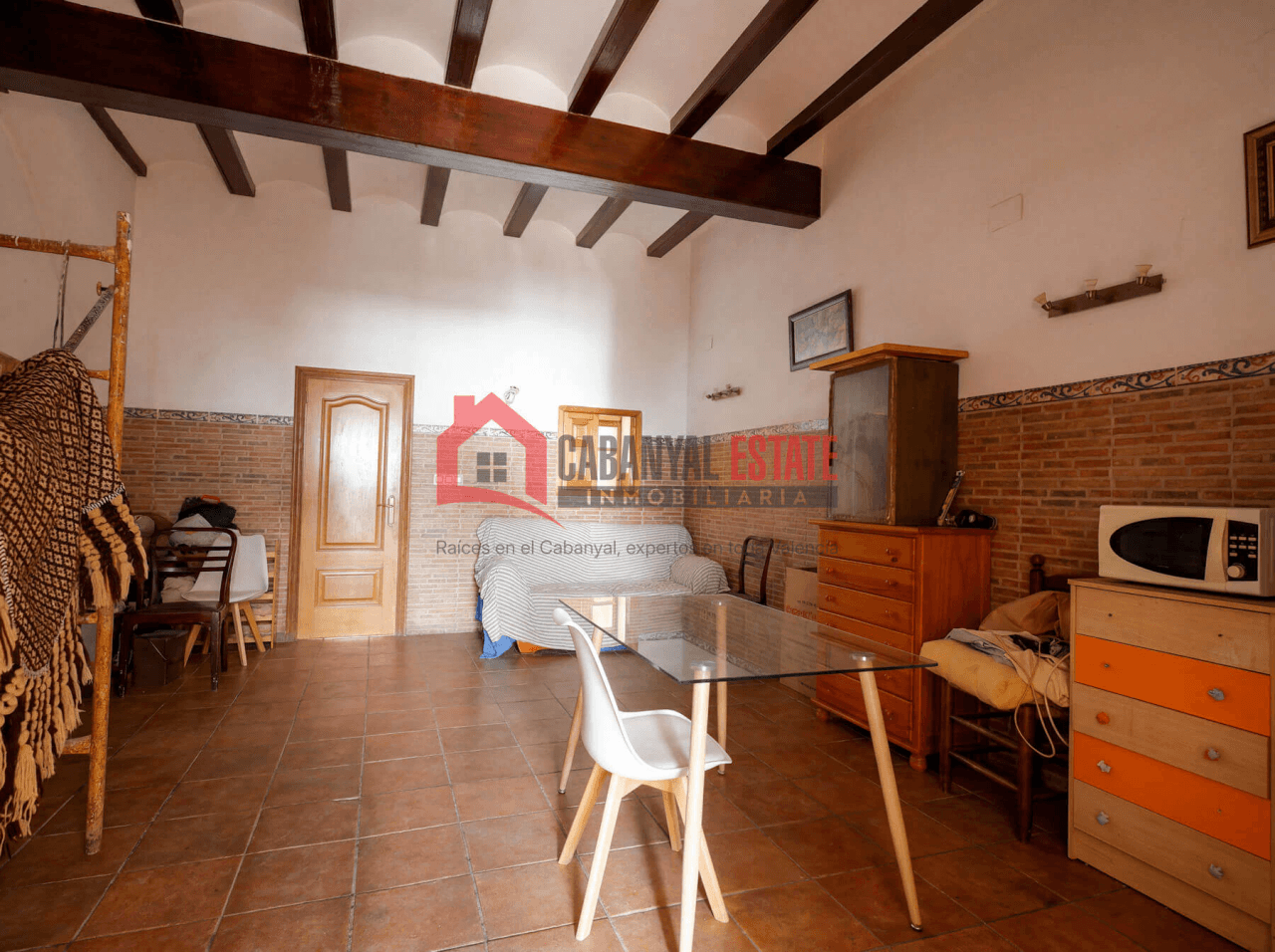 Planta baja con vigas vistas y espectacular patio de 23m²
