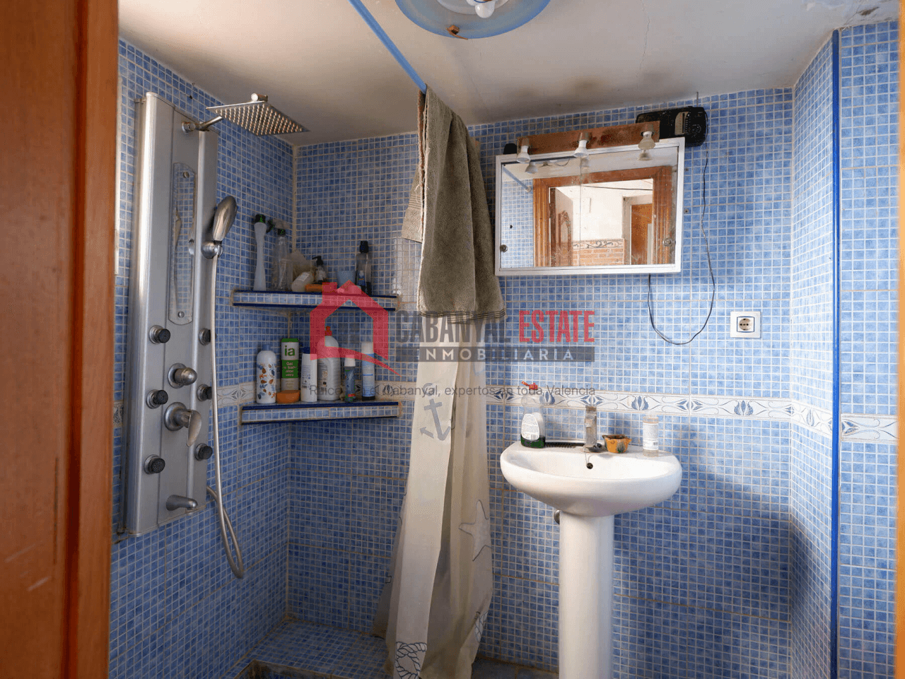 Planta baja con vigas vistas y espectacular patio de 23m²