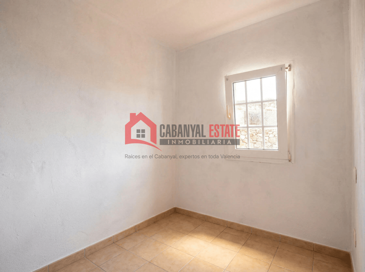 Planta baja con vigas vistas y espectacular patio de 23m²