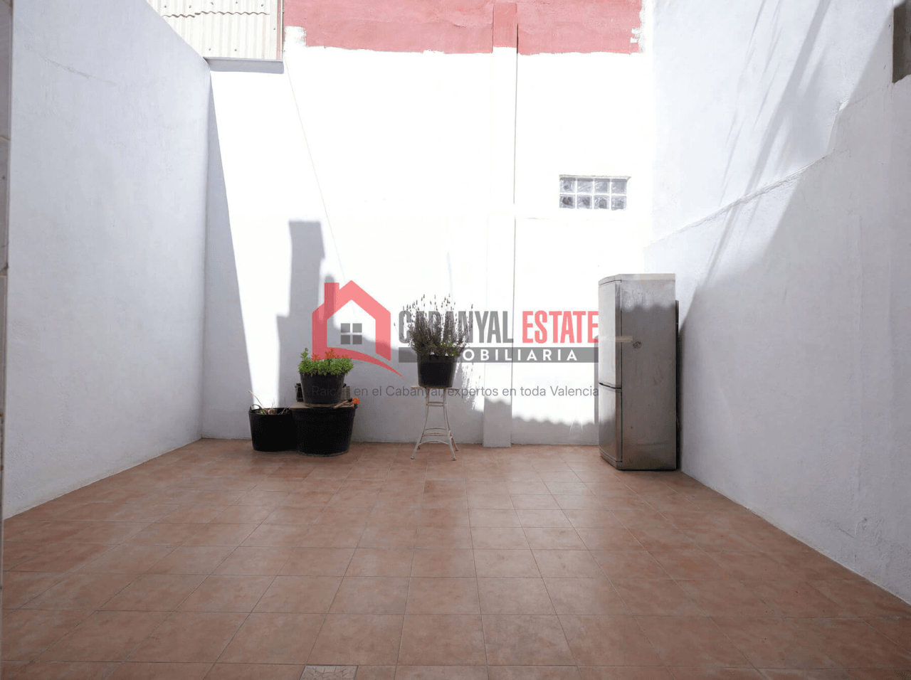 Planta baja con vigas vistas y espectacular patio de 23m²