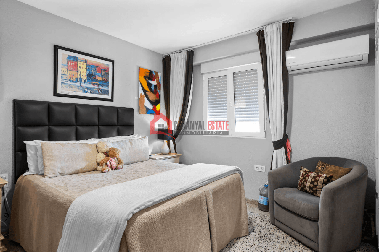 Piso frente al Parque del Oeste. Vistas despejadas, 4 hab. ¡Precio Negociable!