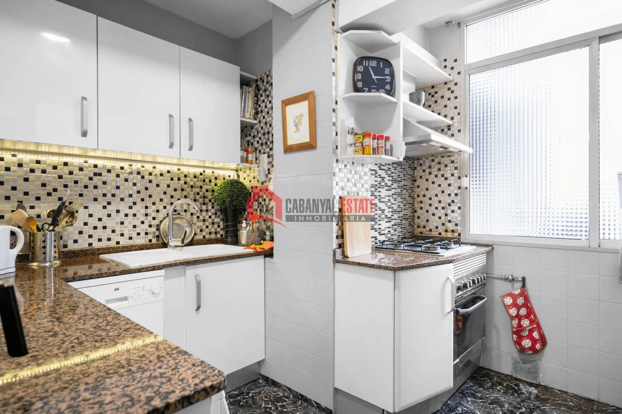 Piso frente al Parque del Oeste. Vistas despejadas, 4 hab. ¡Precio Negociable!