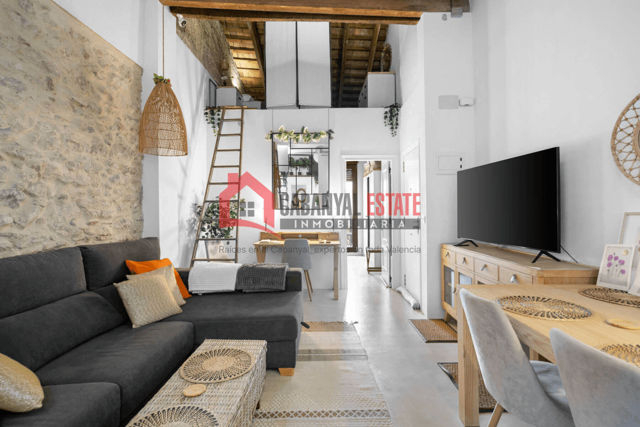 Espectacular piso típico de El Cabanyal reformado con terraza privada y buhardilla