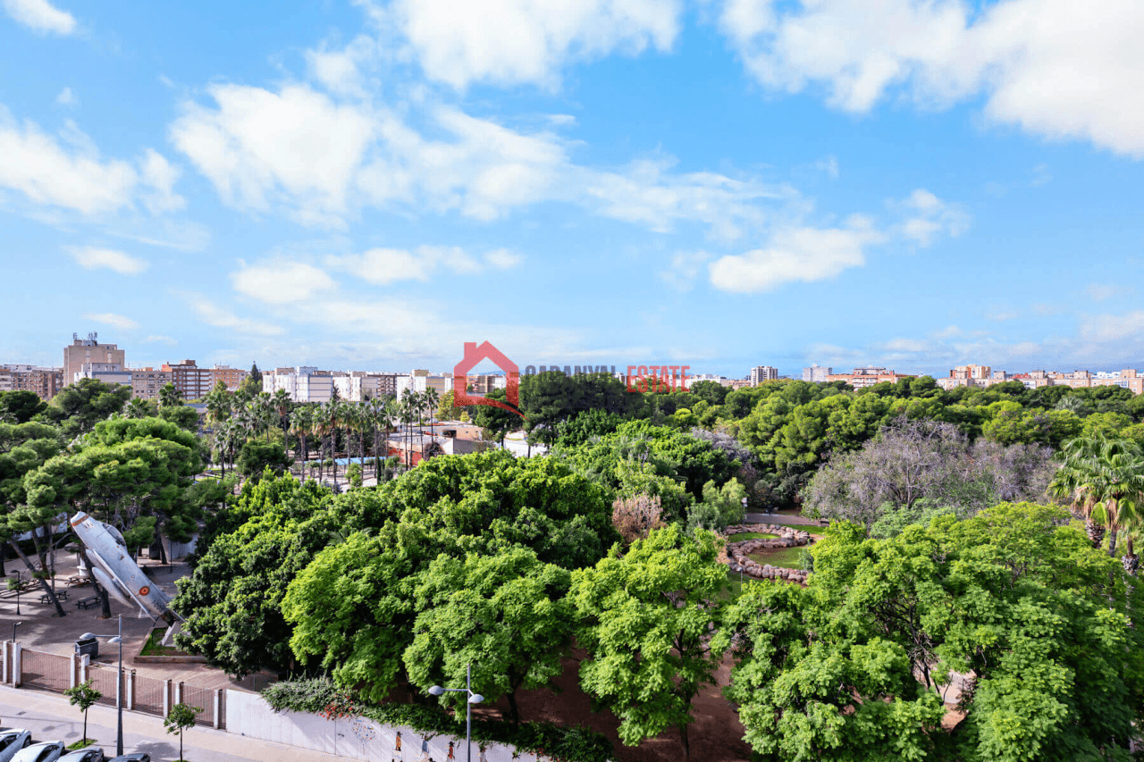Piso frente al Parque del Oeste. Vistas despejadas, 4 hab. ¡Precio Negociable!