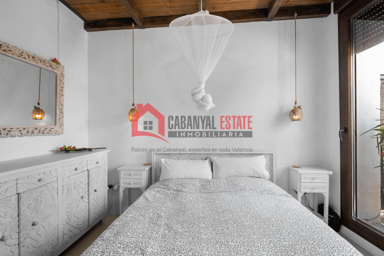Espectacular piso típico de El Cabanyal reformado con terraza privada y buhardilla