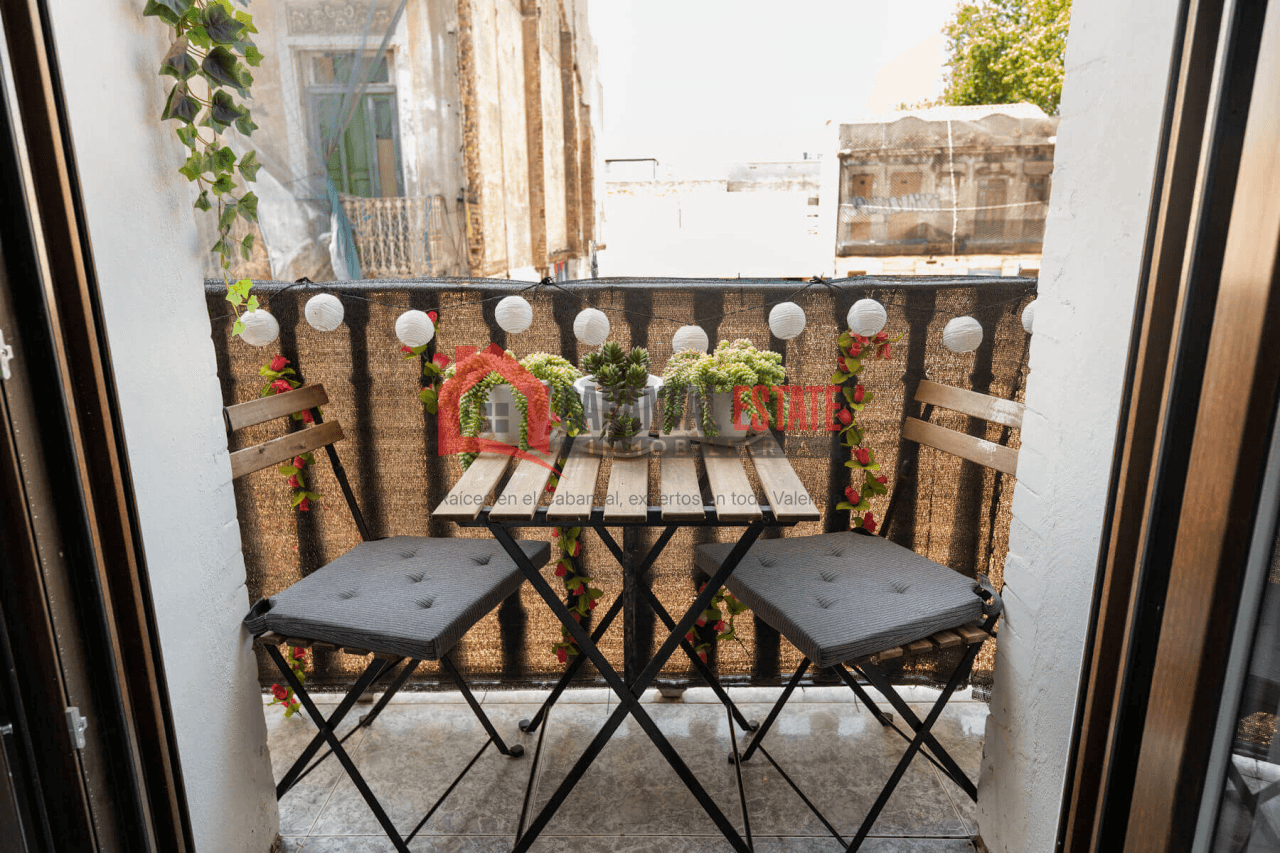 Espectacular piso típico de El Cabanyal reformado con terraza privada y buhardilla