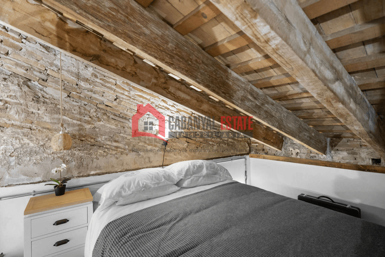 Espectacular piso típico de El Cabanyal reformado con terraza privada y buhardilla