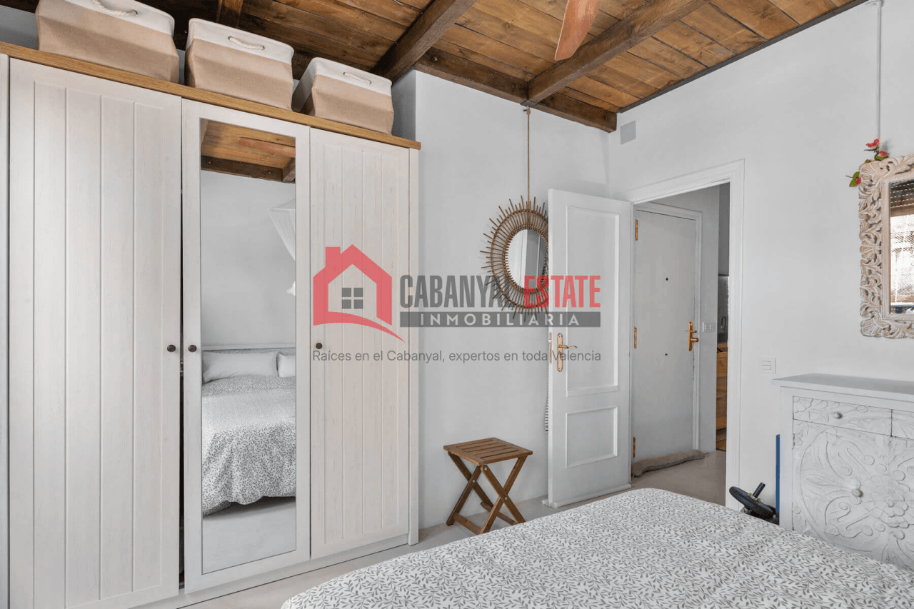 Espectacular piso típico de El Cabanyal reformado con terraza privada y buhardilla