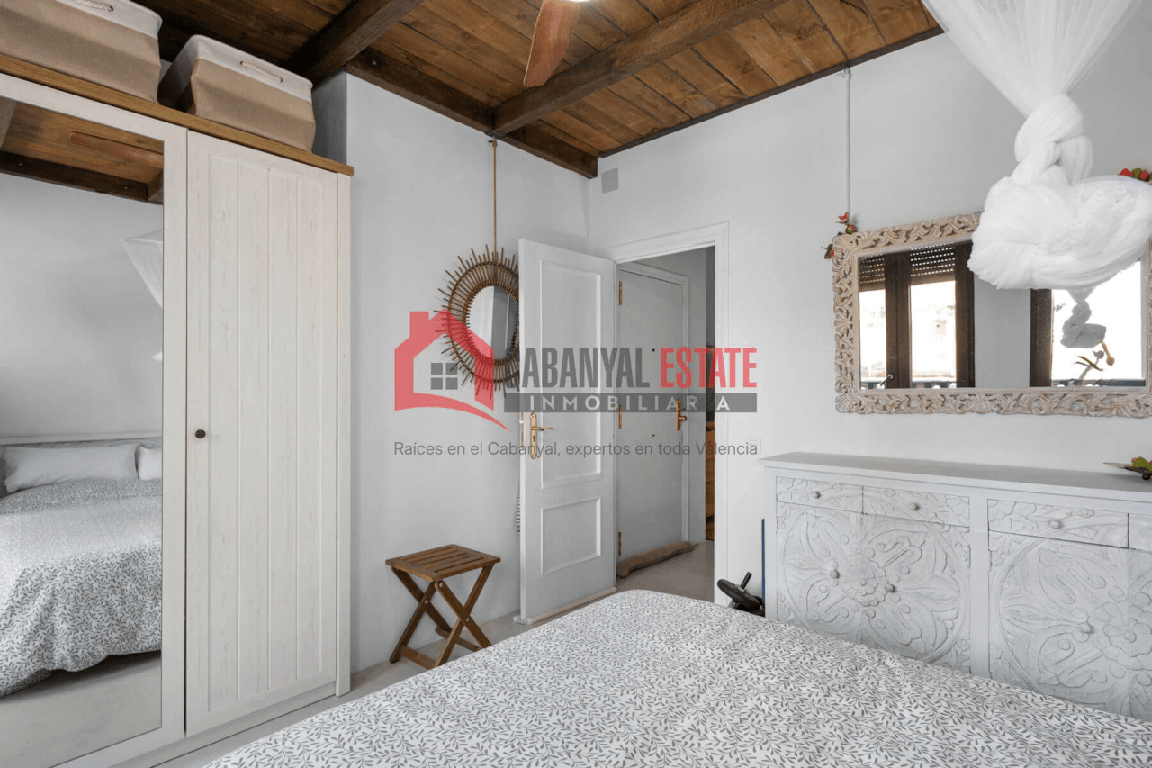 Espectacular piso típico de El Cabanyal reformado con terraza privada y buhardilla
