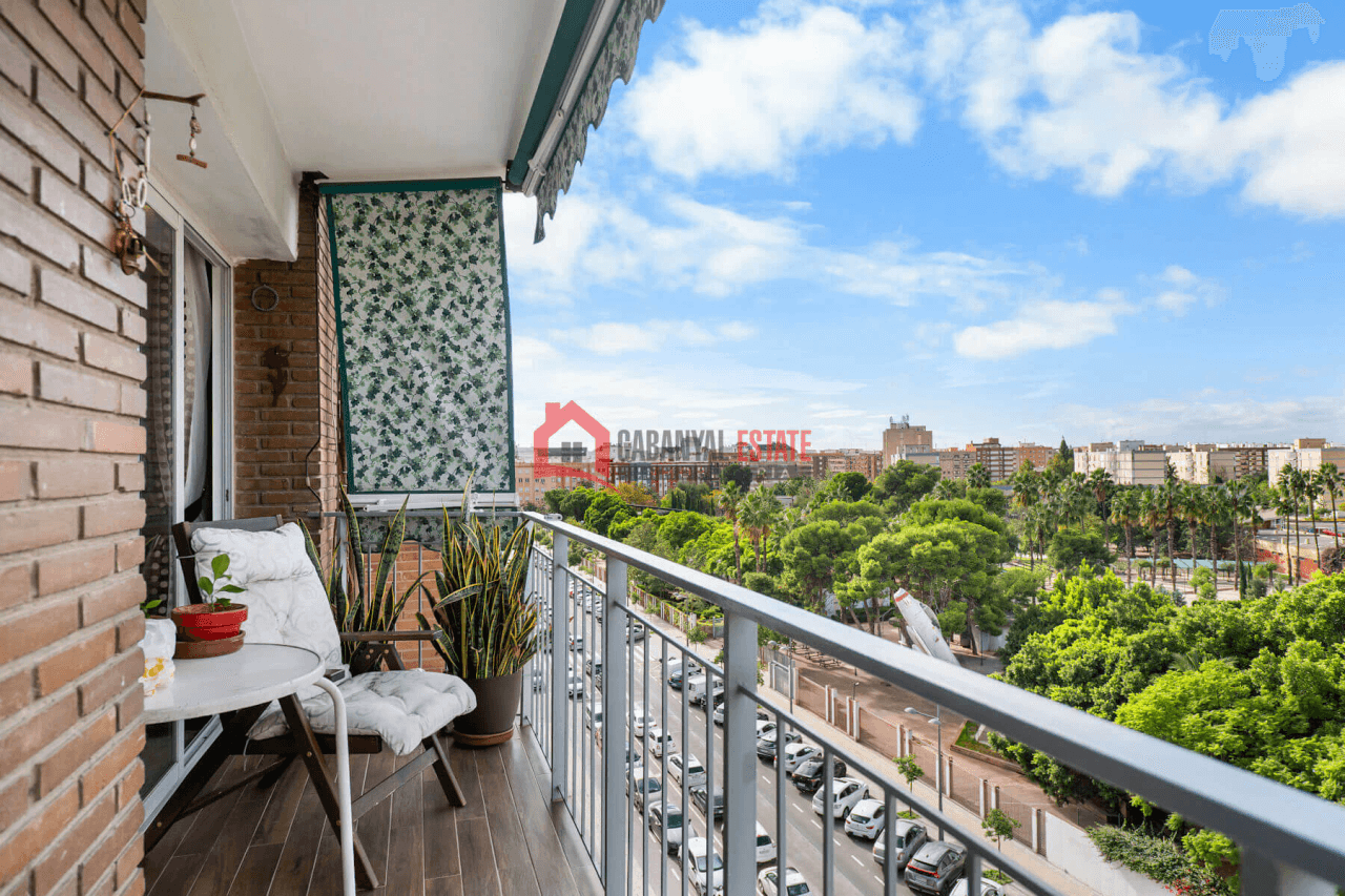 Piso frente al Parque del Oeste. Vistas despejadas, 4 habitaciones