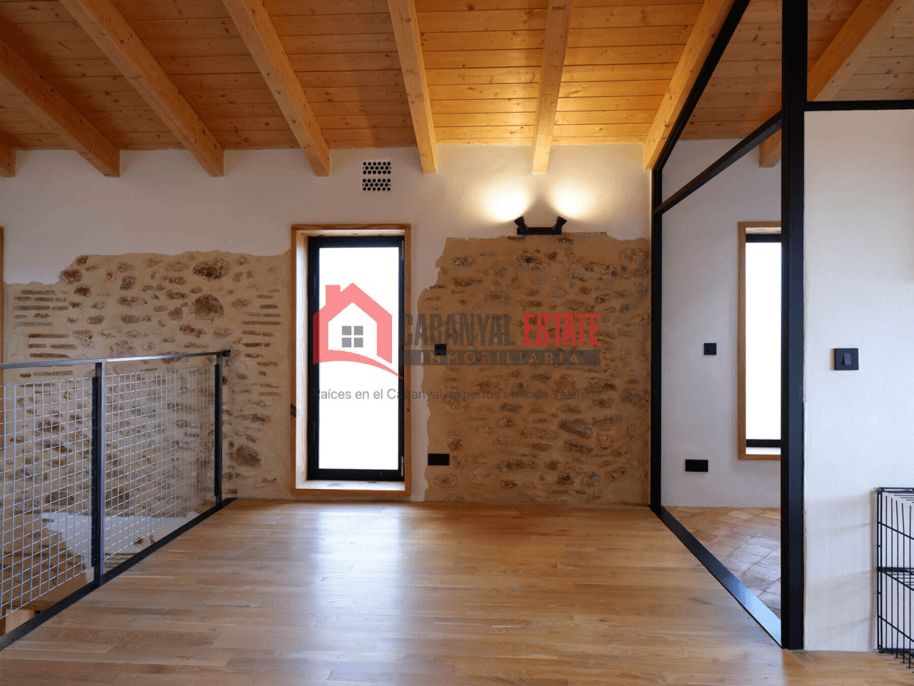 Encantadora casa de pueblo renovada con alma industrial en Borbotó