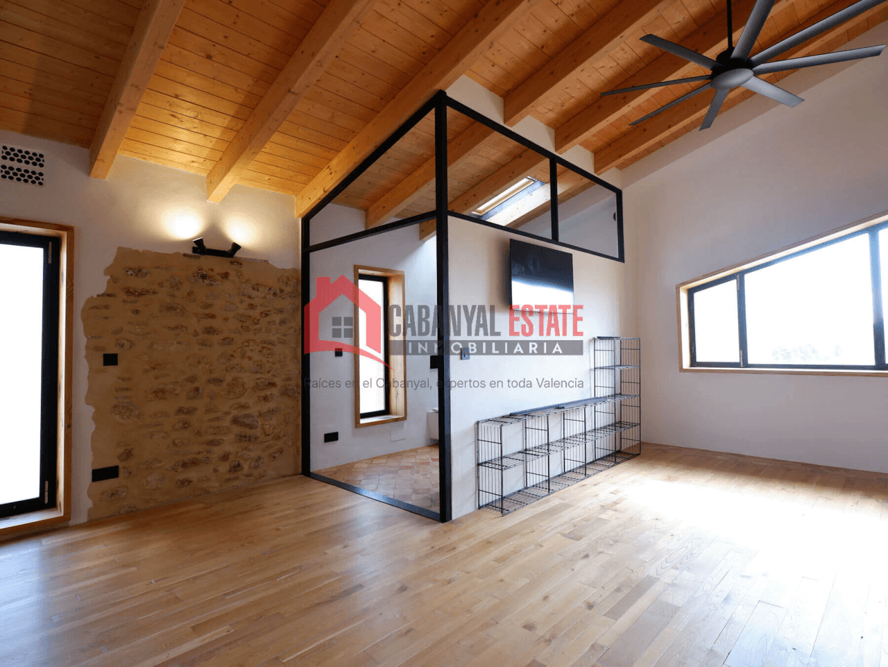 Encantadora casa de pueblo renovada con alma industrial en Borbotó