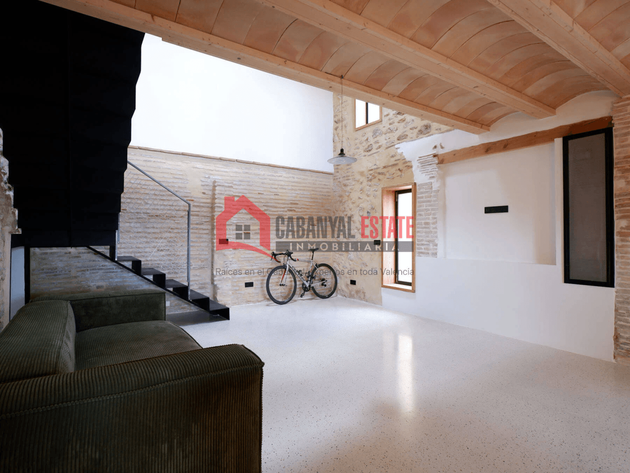 Encantadora casa de pueblo renovada con alma industrial en Borbotó