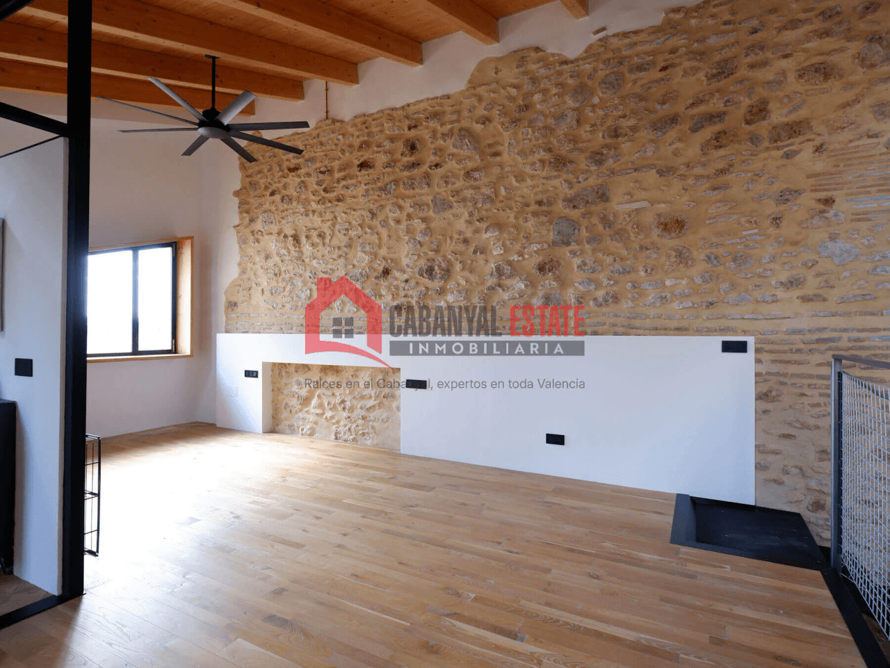 Encantadora casa de pueblo renovada con alma industrial en Borbotó