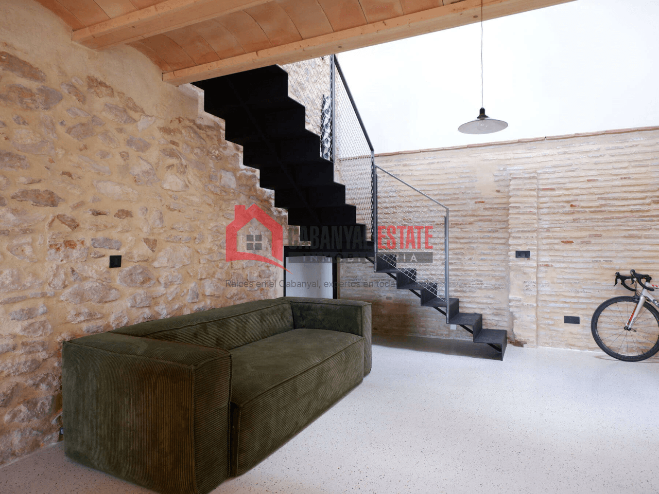 Encantadora casa de pueblo renovada con alma industrial en Borbotó
