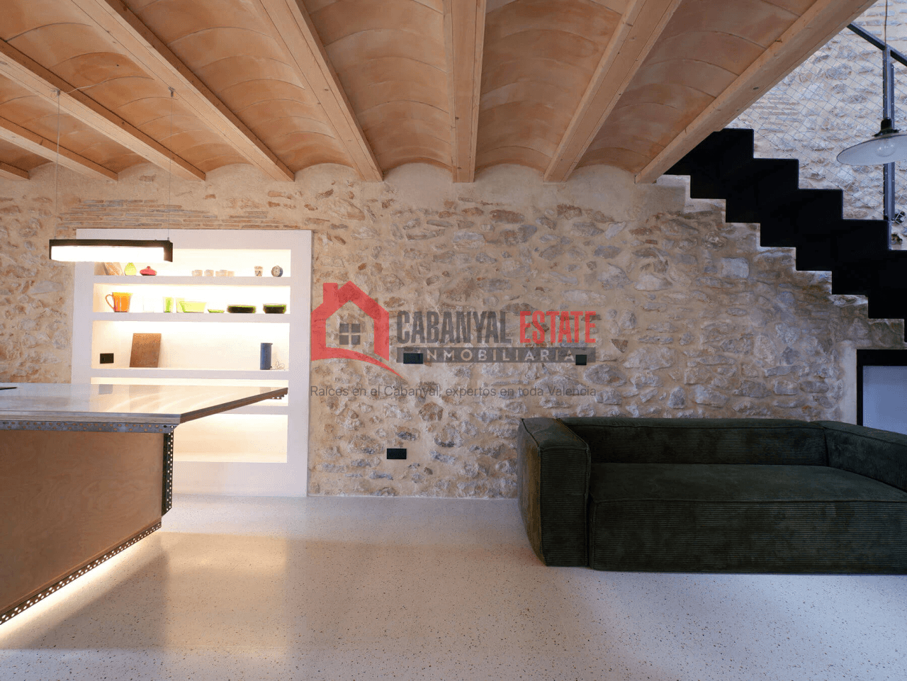 Encantadora casa de pueblo renovada con alma industrial en Borbotó