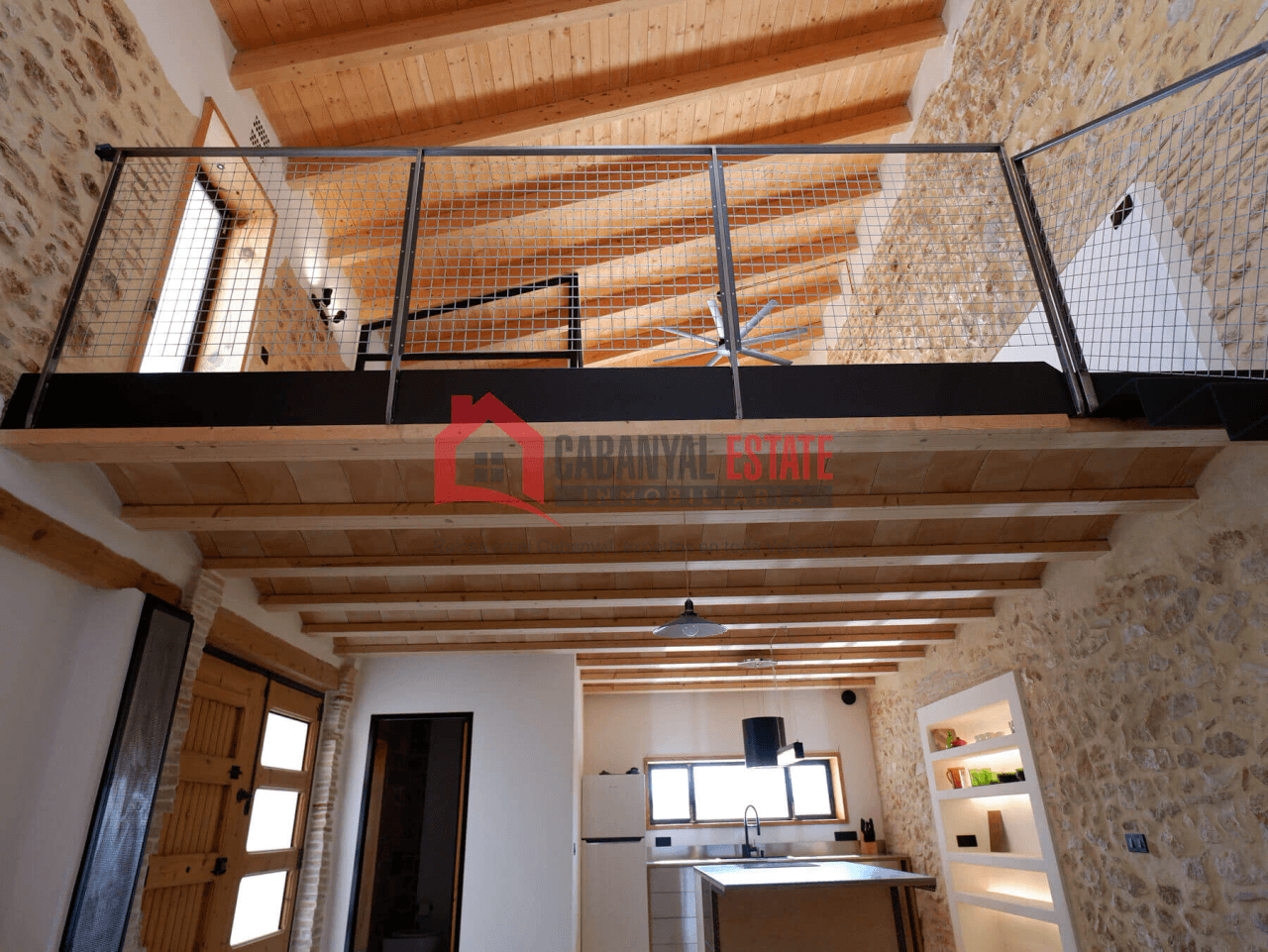 Encantadora casa de pueblo renovada con alma industrial en Borbotó