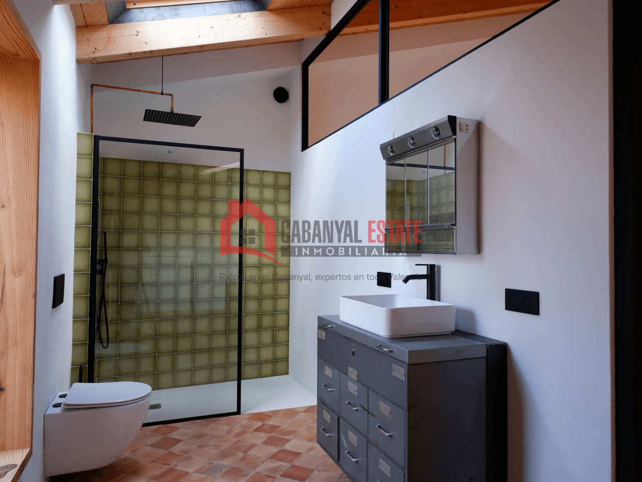 Encantadora casa de pueblo renovada con alma industrial en Borbotó