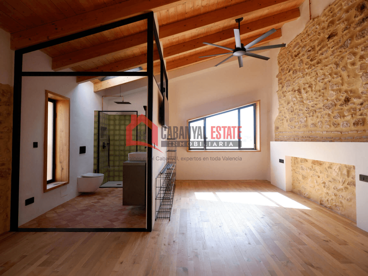 Encantadora casa de pueblo renovada con alma industrial en Borbotó