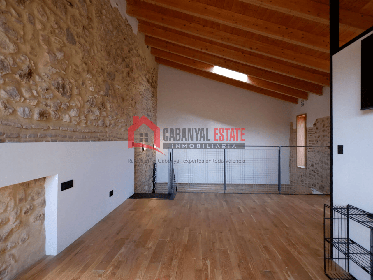 Encantadora casa de pueblo renovada con alma industrial en Borbotó