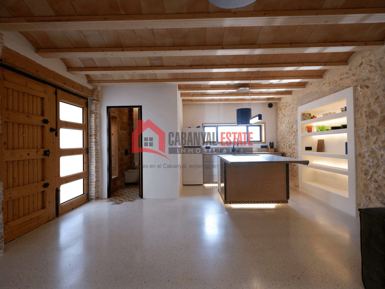 Encantadora casa de pueblo renovada con alma industrial en Borbotó